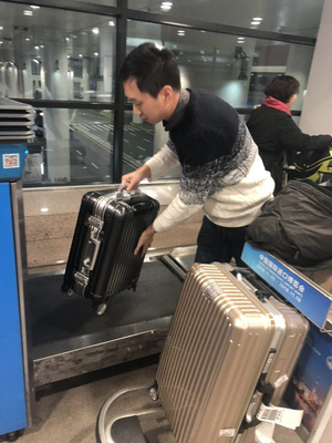 駐守機(jī)場(chǎng)的春運(yùn)守望者:每天走一場(chǎng)&ldquo;微馬&rdquo;