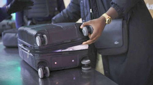 巴黎機(jī)場(chǎng)大混亂,萬(wàn)名乘客受影響 人飛了,成堆行李還在原地凌亂 航司也要崩潰啊