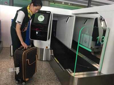 虹橋機(jī)場(chǎng)T1航站樓全自助流程驚艷亮相，早高峰近九成旅客體驗(yàn)高效行李托運(yùn)