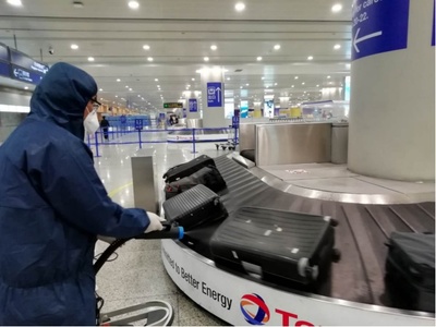 大江東︱上海篩查輸入病例，眾多“大白”閉環把關 行李托運